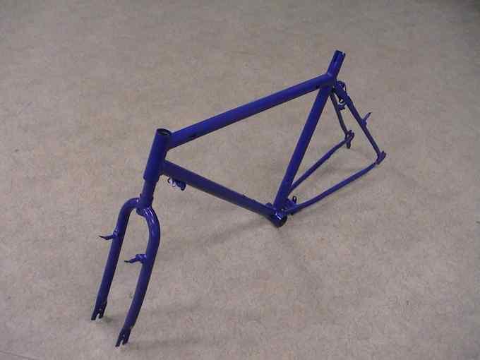 Kék színű porfestett bicikli váz és villa felújítás után
