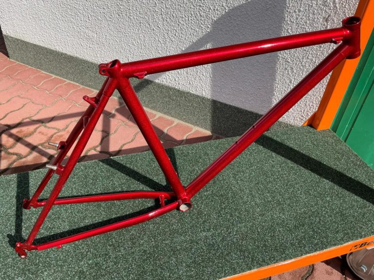 Homokszórt és rubinvörösre szinterezett kerékpár váz a beégetés után