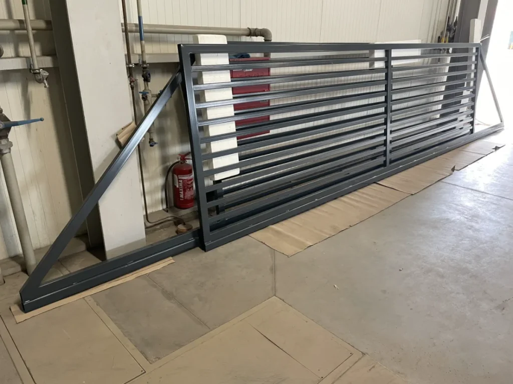 szinterezett kerítés elem